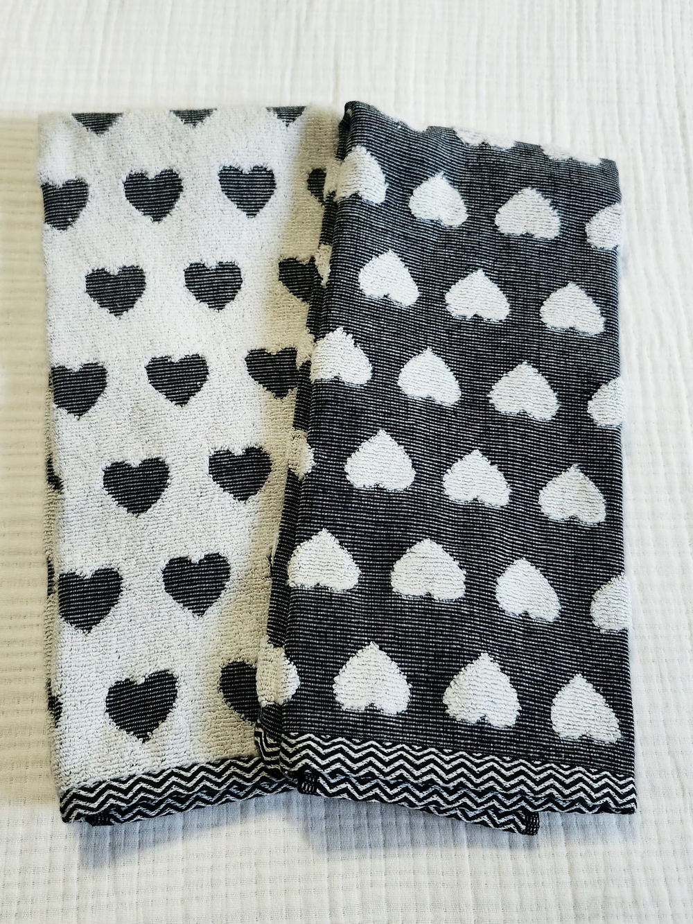 Isaac Mizrahi Black and White Heart Kitchen Towels